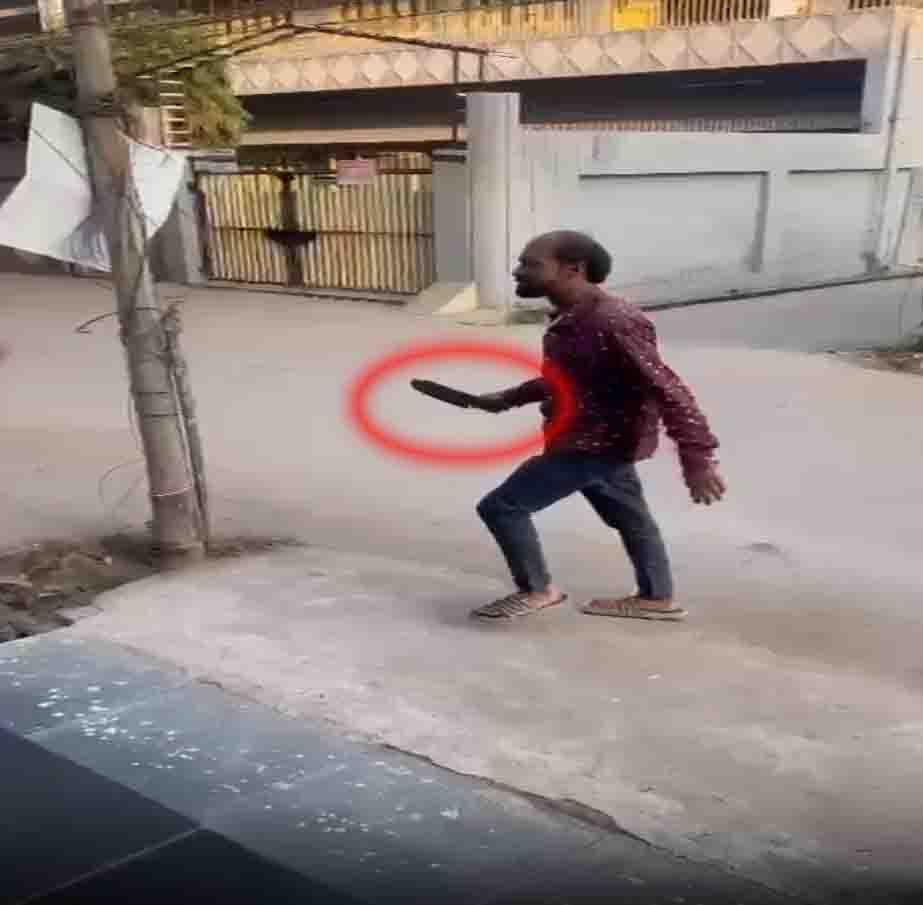 नशेड़ी ने 3 लोगों पर चलाया चाकू, देखें वायरल वीडियो