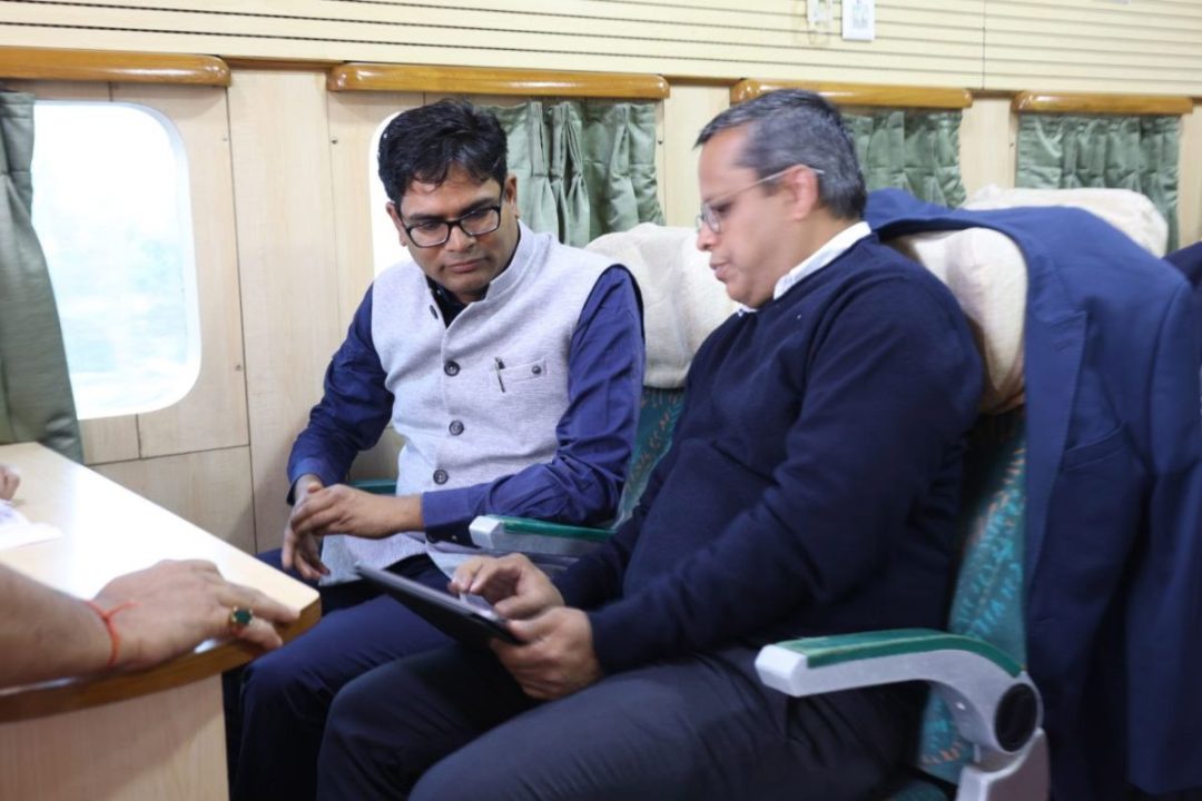 वित्त मंत्री ओपी चौधरी ने ट्रेन में खरसिया से रायगढ़ तक किया सफर