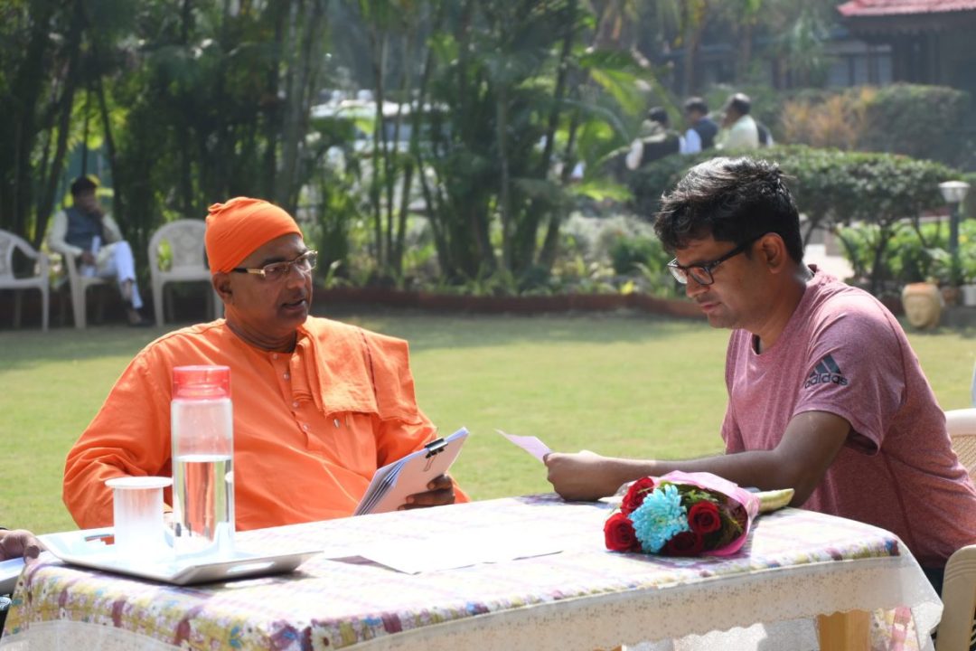 वित्त मंत्री ओपी चौधरी ने आज स्वामी व्यापतानंद महाराज से अहम विषयों पर की चर्चा