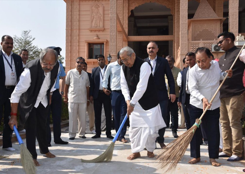 राज्यपाल हरिचंदन ने श्रीराम मंदिर और श्रीजगन्नाथ मंदिर परिसर में लगाया झाडू