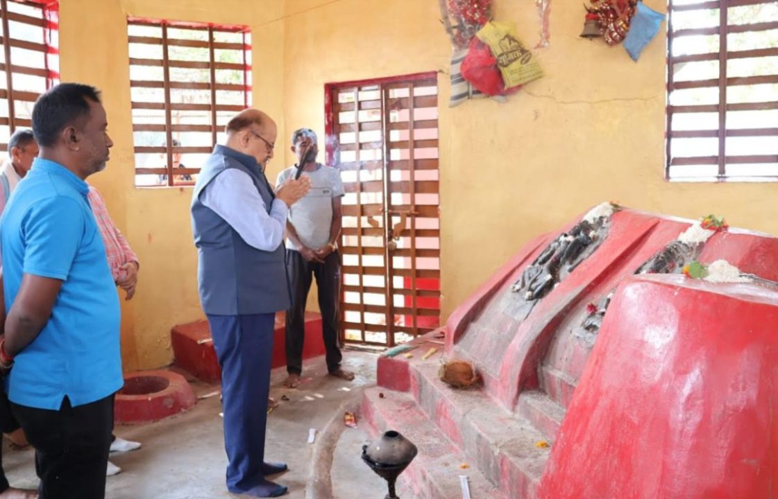बीजापुर कलेक्टर पाण्डेय ने ऐतिहासिक कोदई माता मंदिर में पूजा-अर्चना की