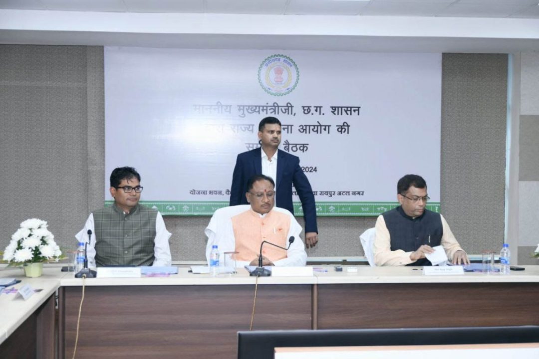 सीएम साय ने ली राज्य योजना आयोग की समीक्षा बैठक, वित्त मंत्री चौधरी भी हुए शामिल