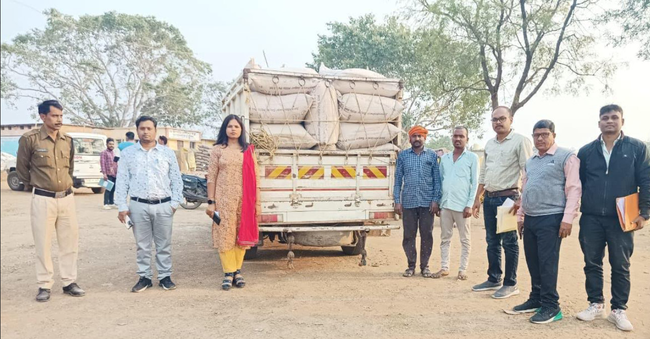 धान से भरे वाहन जब्त, एसडीएम ने की कार्रवाई
