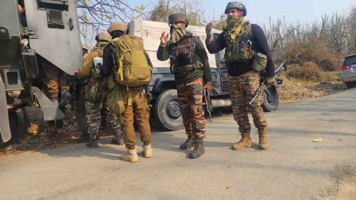 सुरक्षा बलों और आतंकवादियों के बीच मुठभेड़