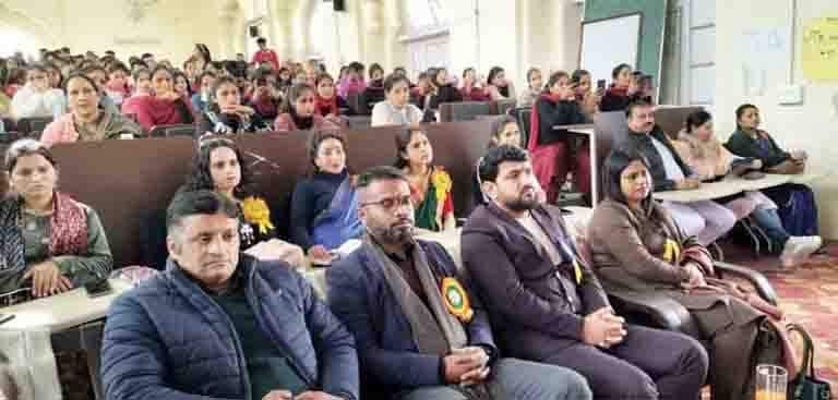 वार्षिक समारोह में मेधावियों पर बरसे इनाम