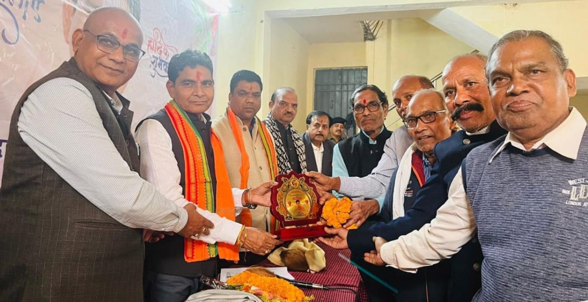 छत्तीसगढ़ पेंशनधारी कल्याण संघ बलौदाबाजार ने राजस्व मंत्री टंक राम वर्मा का किया सम्मान