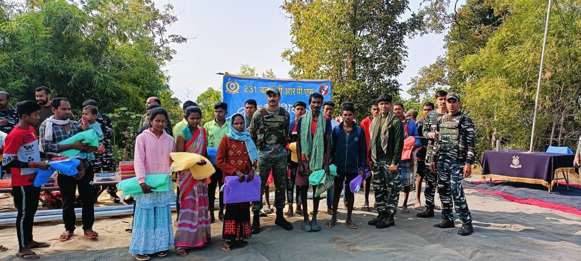 231वीं वाहिनी का सिविक एक्शन प्रोग्राम, जरूरतमंदों को बांटे दैनिक सामान