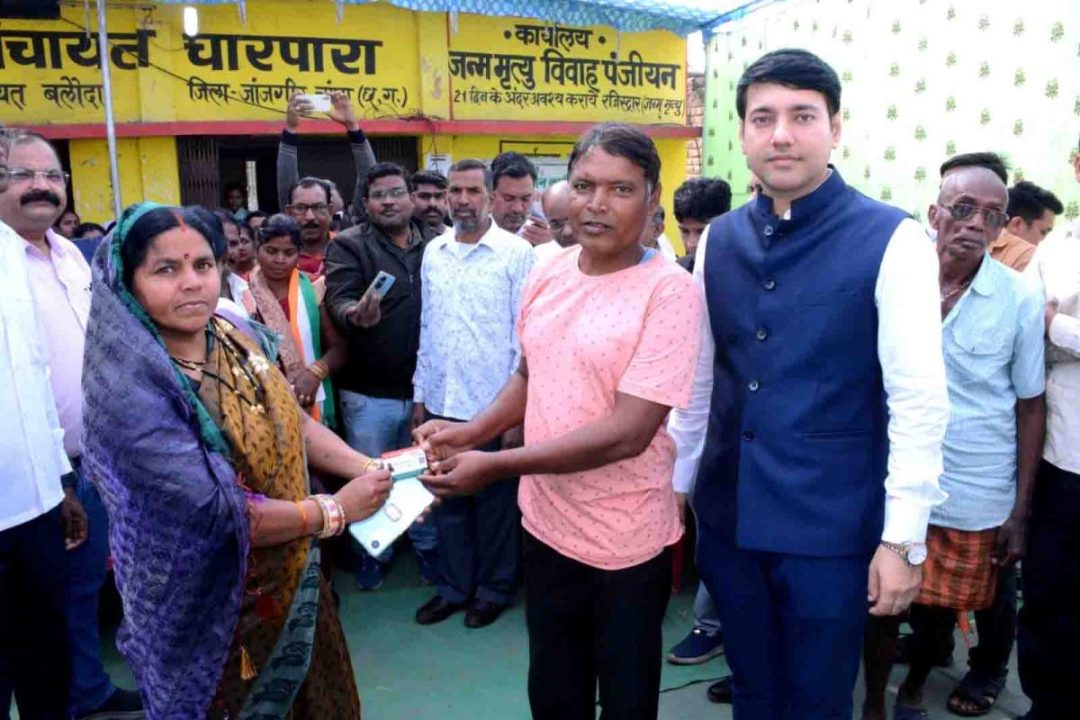 कलेक्टर ने किया कन्या छात्रावास, तहसील और आयुष्मान शिविर का निरीक्षण