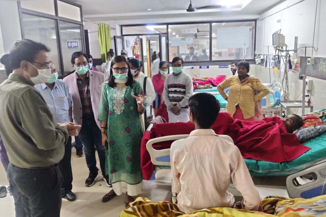 कलेक्टर ऋचा प्रकाश चौधरी ने किया दुर्ग जिला अस्पताल का औचक निरीक्षण