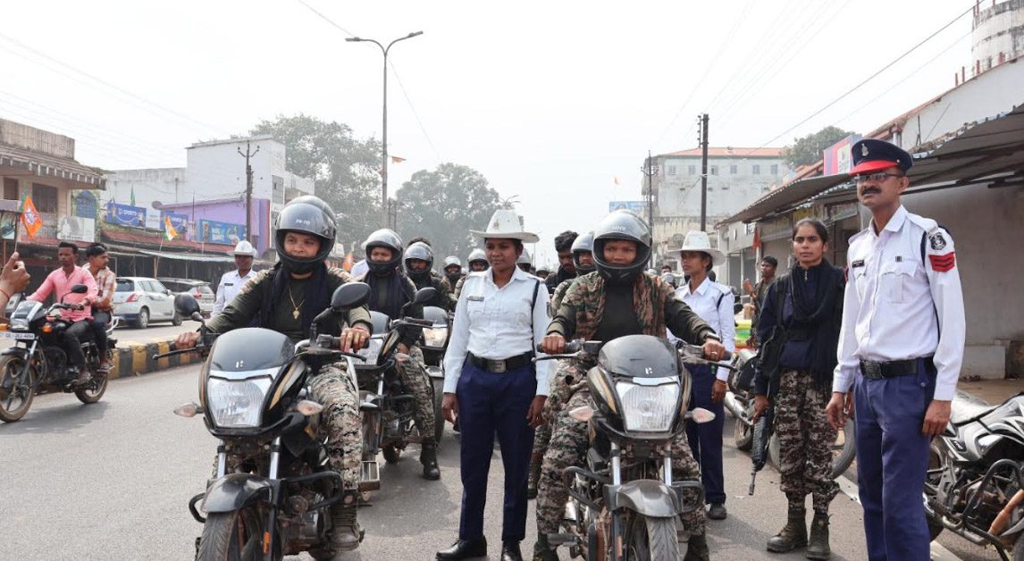 हैलमेंट और सीट बैल्ट उपयोंग नहीं किया तो चेतावनी के साथ मिलेगा चाकलेट और गुलाब फूल