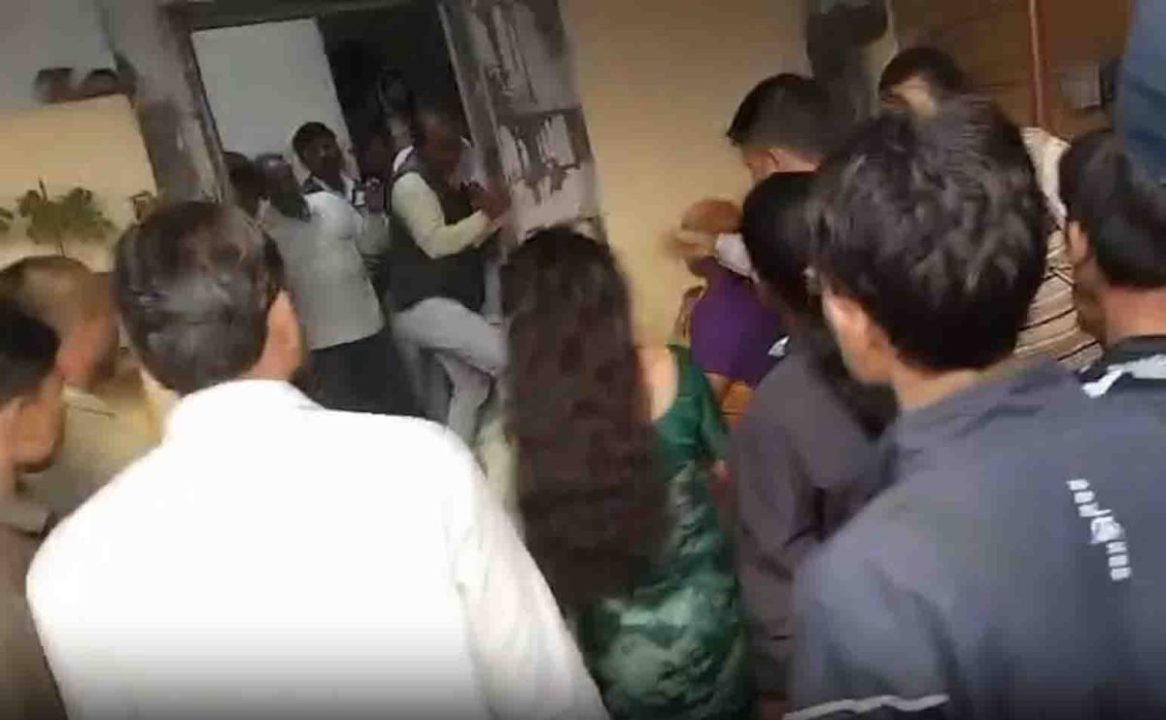 महिला सरपंच से की जमकर मारपीट, देखें वीडियो