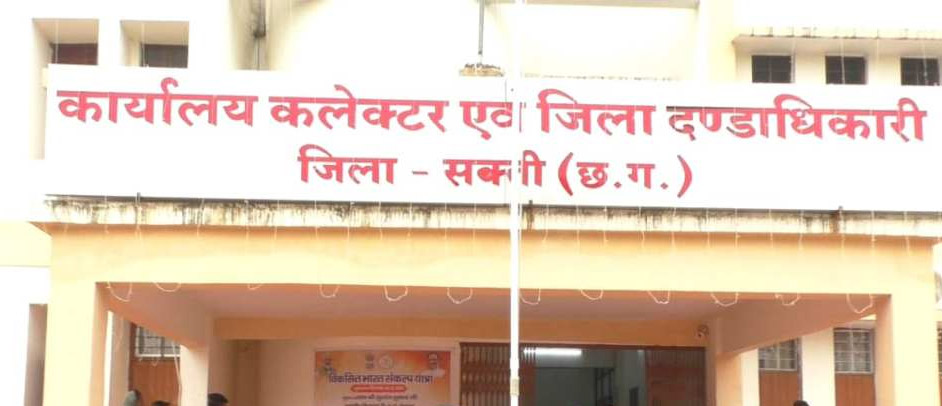 कंप्यूटर ऑपरेटर ने की गलती, अब सुधरवाने चक्कर काट रहा किसान