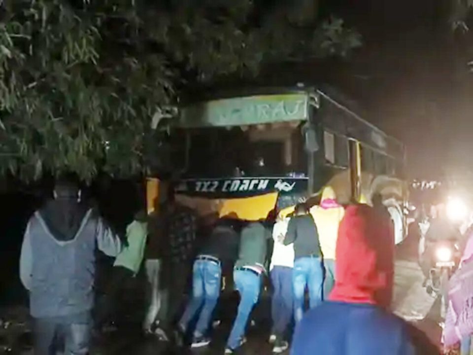 पिकनिक बस में लगी आग, सवार थे स्कूली बच्चे और टीचर