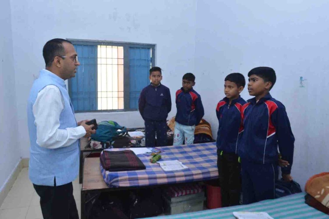 कलेक्टर ने पोड़ी उपरोड़ा के विभिन्न शासकीय संस्थानों का किया औचक निरीक्षण