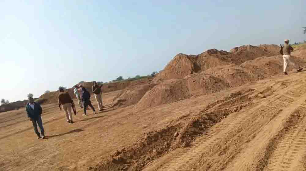 550 टन अवैध बजरी जब्त, पुलिस ने की बड़ी कार्रवाई