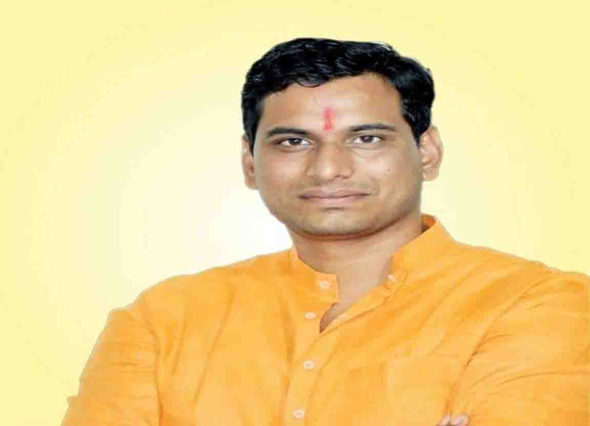 देवेंद्र यादव के खिलाफ वारंट जारी