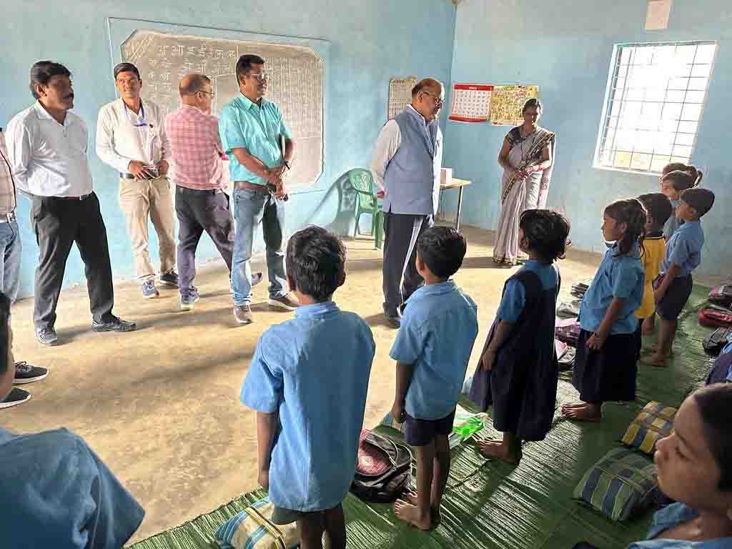 कलेक्टर ने भैरमगढ़ ब्लाक का निरीक्षण कर विकास कार्यो का लिया जायजा