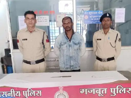 फिल्मी स्टाइल में लोगों को डराया, चाकू के साथ युवक गिरफ्तार