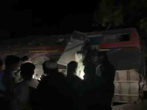 तीर्थयात्रियों को लेकर जा रही बस पलटी, 3 लोगों की मौत