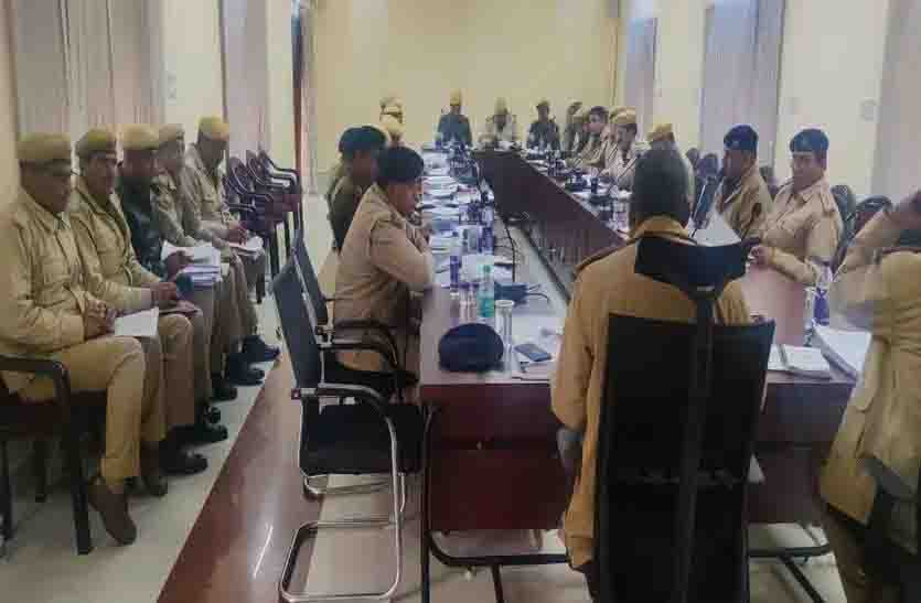 एसपी ने पुलिसकर्मियों को दिए कड़ी कार्रवाई के निर्देश