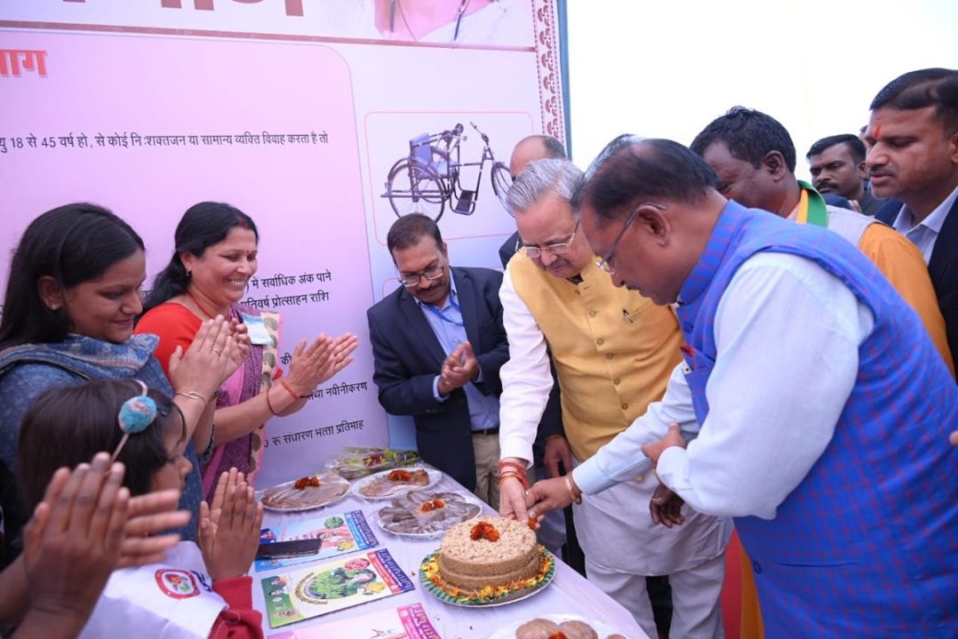 बच्चों के हाथों में केक देखकर मुख्यमंत्री साय ने पूछा, किसका है जन्मदिन