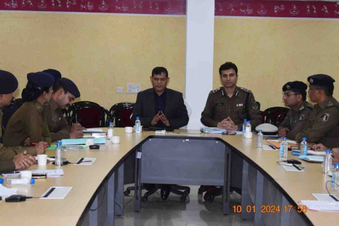 रायपुर रेंज IG ने ली क्राइम मीटिंग