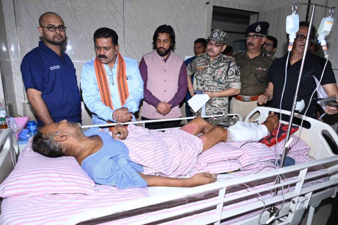 घायल जवान की पत्नी से गृहमंत्री विजय शर्मा ने कहा - बहन यह पीड़ा हम सबकी है...