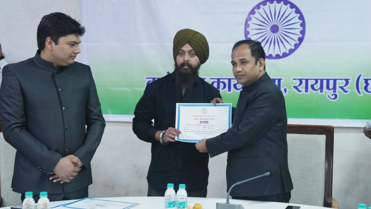 उल्लेखनीय कार्य का मिला इनाम, रायपुर कलेक्टर ने किया सम्मानित