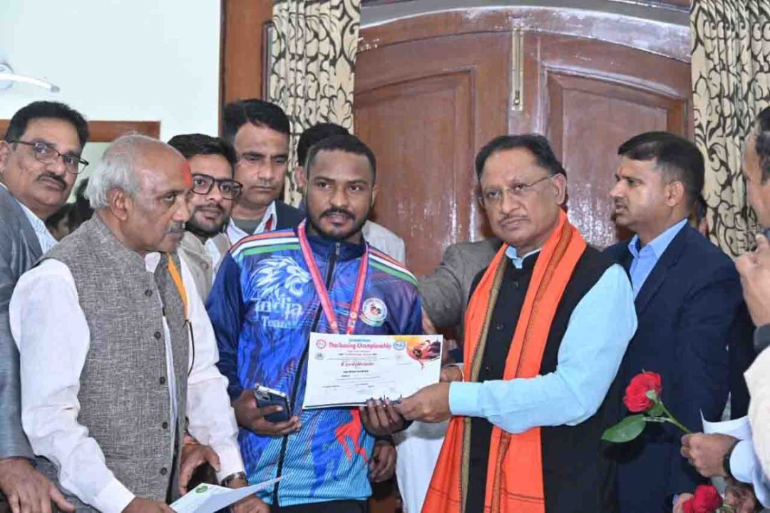 मुख्यमंत्री विष्णुदेव साय से स्वर्ण पदक विजेता राजेश कुमार ने की सौजन्य भेंट