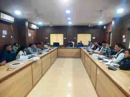 अपर कलेक्टर की अध्यक्षता मे राजस्व निरीक्षक की बैठक संम्पन्न
