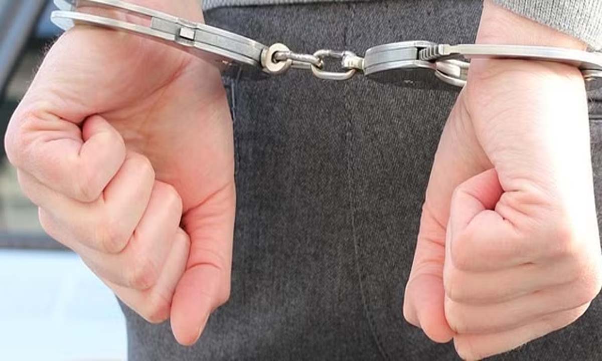 3 नशीली दवाओं के साथ छात्र, दोस्त गिरफ्तार