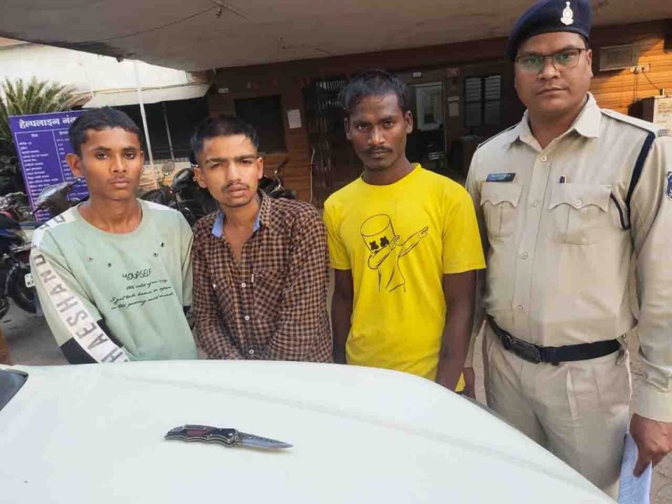 पेट्रोल पंप में चाकूबाजी, पुलिस ने आरोपियों को निकाला जुलूस