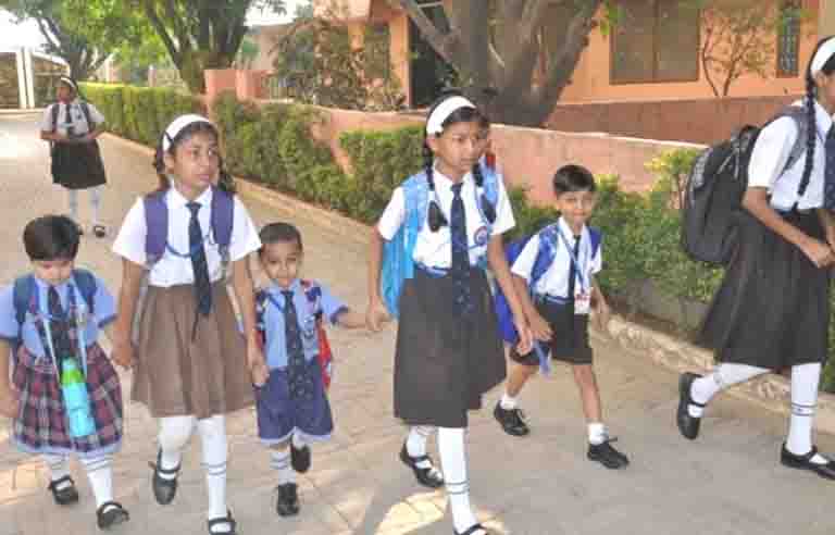 सडक़ पार करके स्कूल जाने वालों को छूट