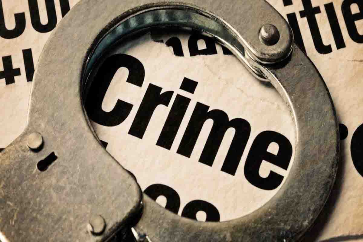 धारदार हथियारों और लाठियों से पुलिस पर जानलेवा हमला