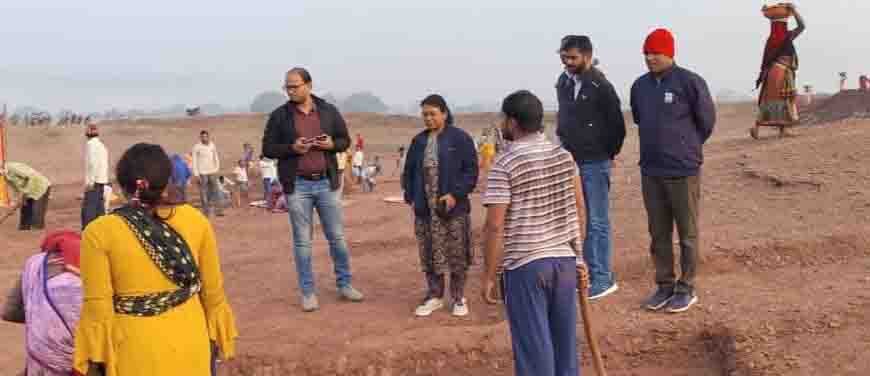 सीईओ ने ग्राम पंचायत झाल, अतरिया और धनगांव का किया निरीक्षण