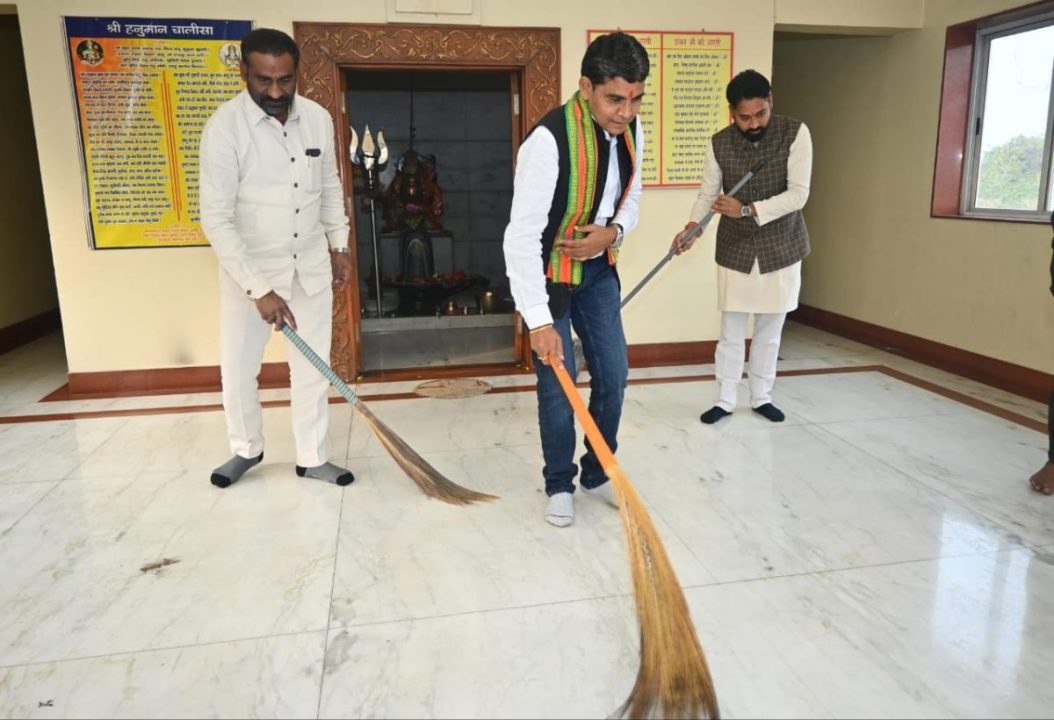 मंत्री टंकराम वर्मा ने अम्लेश्वर महादेव वाटिका के मंदिर प्रांगण में लगाया झाड़ू