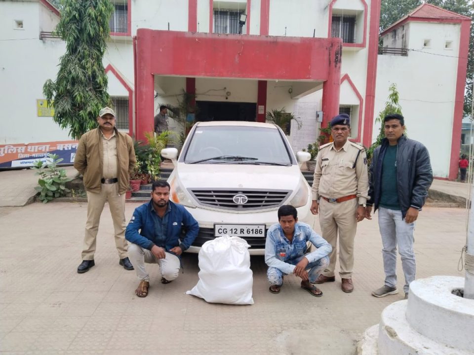 टाटा आर्या में मिला 8 लाख का गांजा, पुलिस को देखकर भाग रहे दो तस्कर भी पकड़े गए