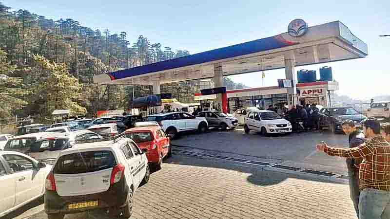 डीजल-पेट्रोल के लिए कोहराम, पुलिस पहरे में निकले टैंकर