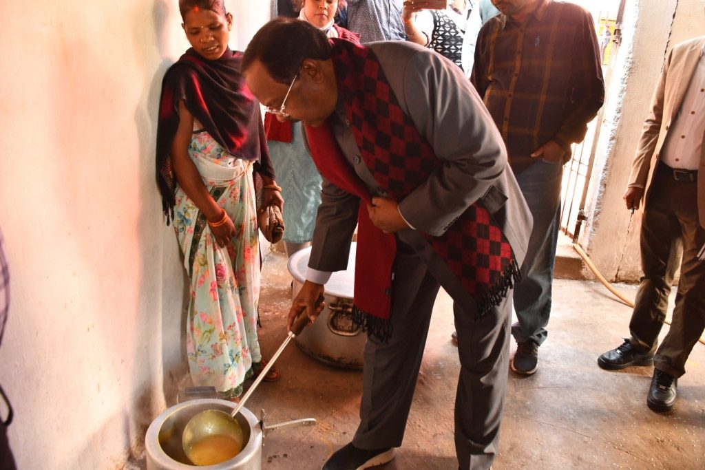 बच्चों को पौष्टिक भोजन और पीने का शुध्द पानी उपलब्ध कराया जाए : मंत्री रामविचार नेताम