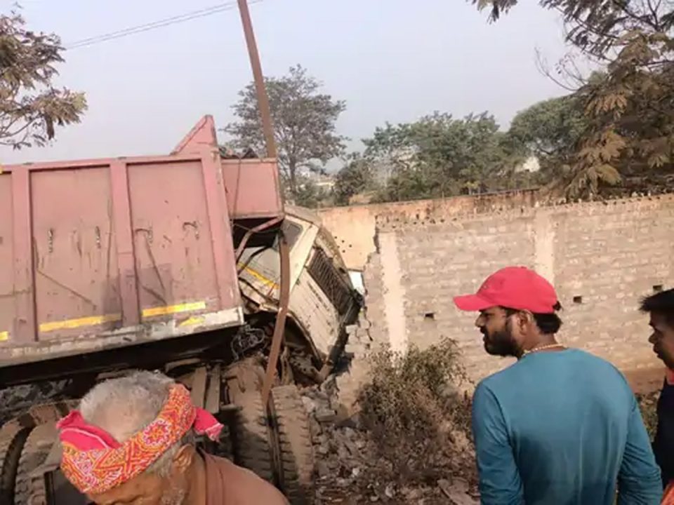 ट्रेलर बाउंड्रीवाल में घुसने से ड्राइवर की मौत, स्पीड के चलते हुआ हादसा