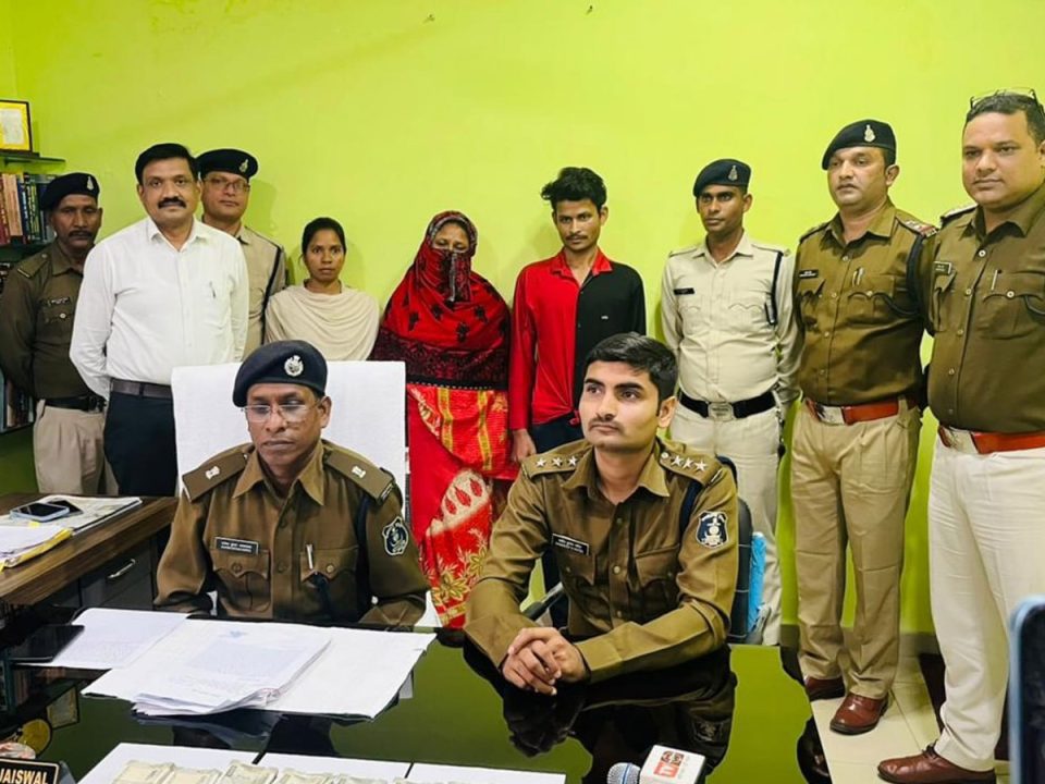 चोर बेटे का साथ देने वाली मां की भी हुई गिरफ्तारी, कब्जे से 4 लाख कैश जब्त
