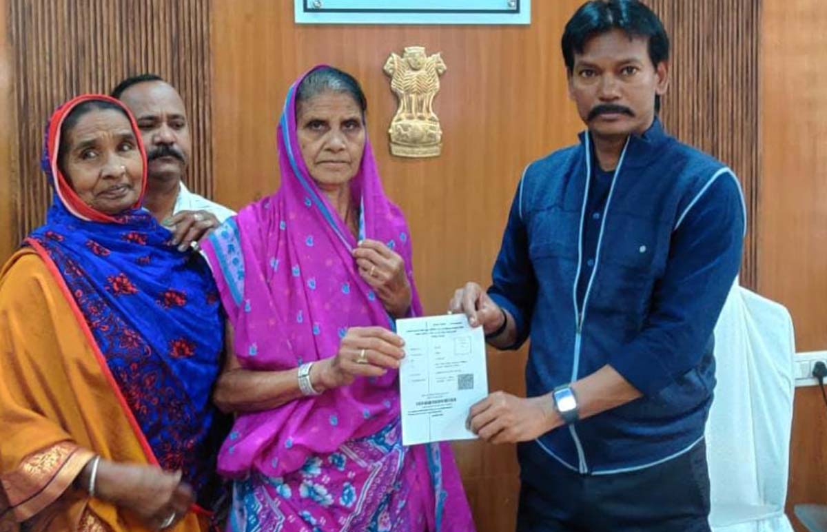 बुजुर्ग को कलेक्टर ने तत्काल बनवाकर दिया अंत्योदय राशन कार्ड