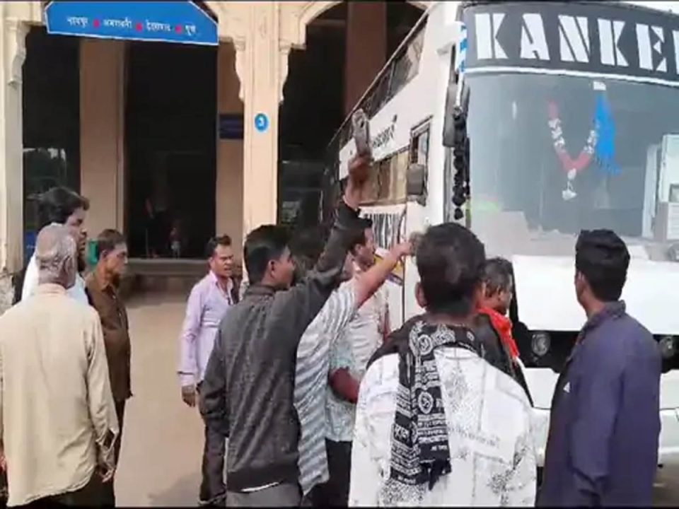 बस यात्री परेशान, हड़ताल कर रहे ड्राइवर