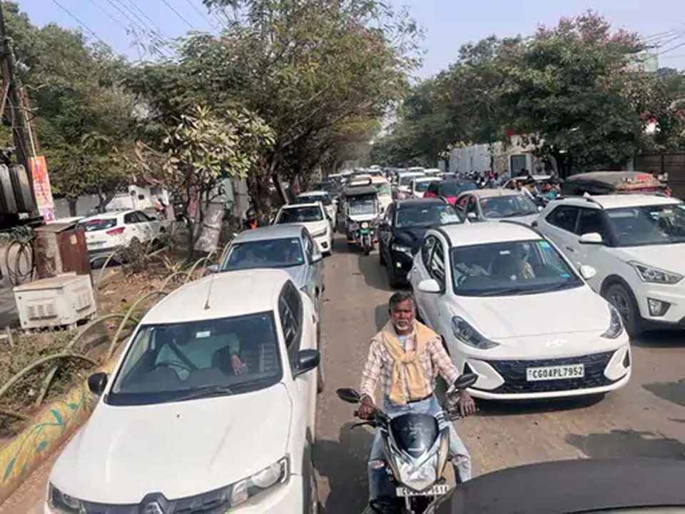 शंकर नगर मेन रोड से गुजरने वाले हुए परेशान, जानिए क्यों?