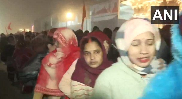रामलला के दर्शन पाने लंबी लाइन में लगे श्रद्धालु, प्राण प्रतिष्ठा के दूसरे दिन भी उमड़ी भीड़