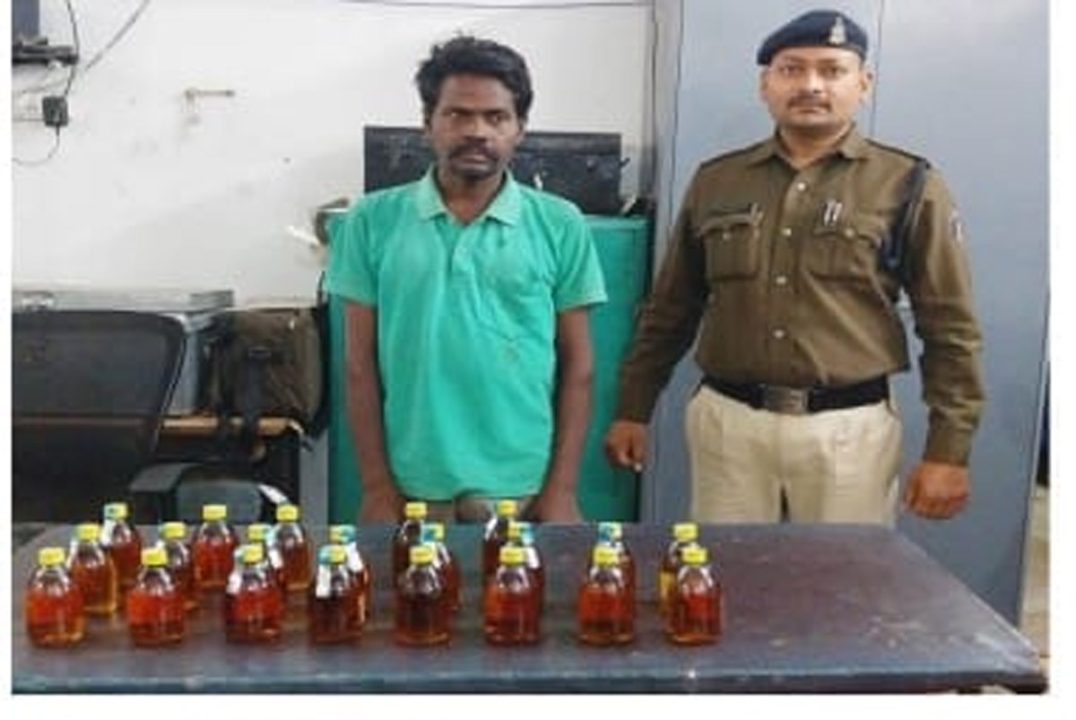 पुलिस को देखकर भाग रहा था एक्टिवा सवार, डिक्की से शराब जब्त