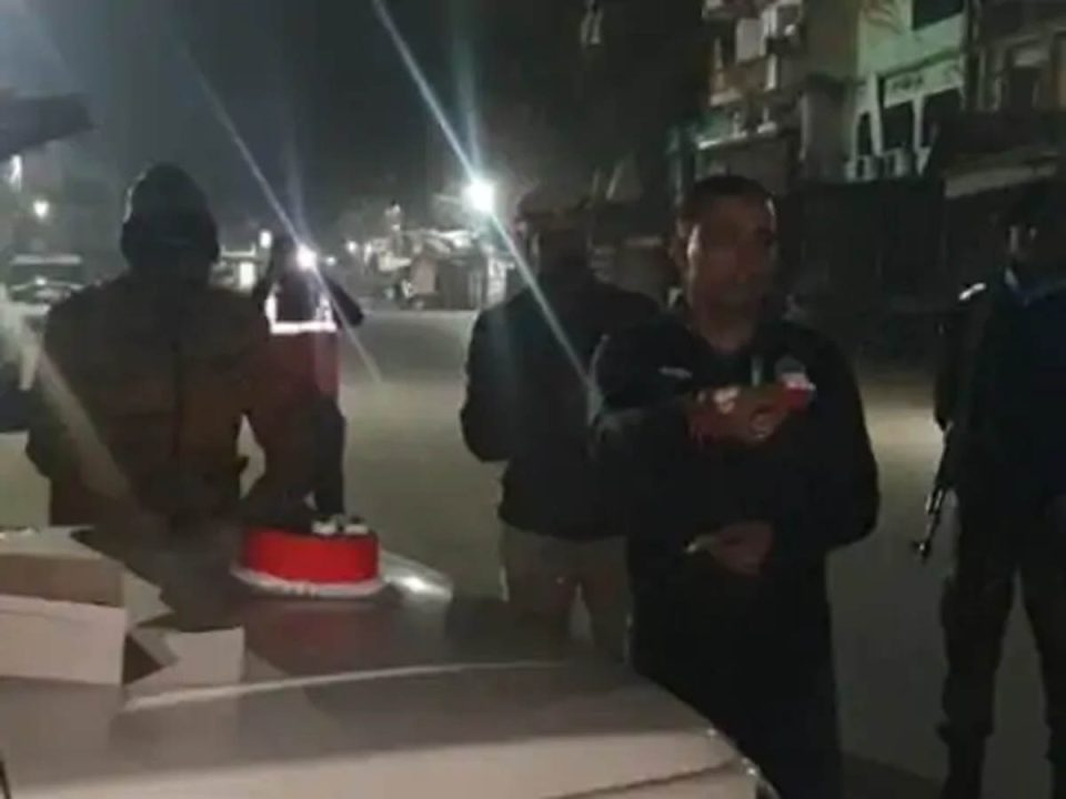 एसपी ने काटा केक, ड्यूटी में तैनात पुलिसकर्मियों संग बनाया न्यू ईयर