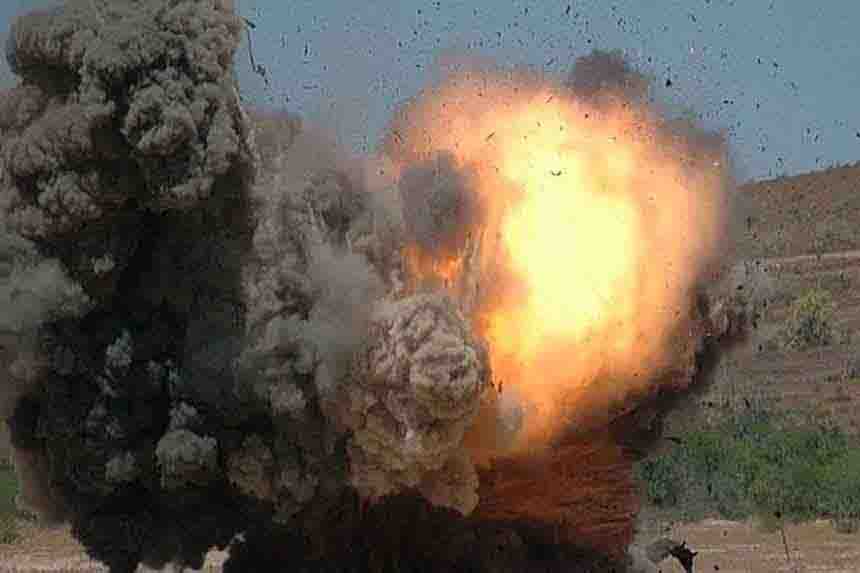 बीच सड़क पर नक्सलियों ने किया IED ब्लास्ट, CRPF का जवान घायल